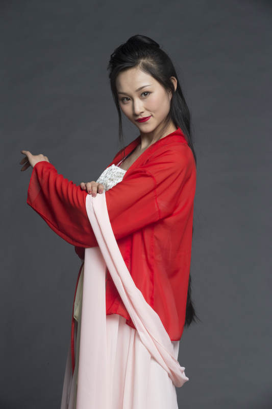 身穿古装的汉服女性人像汉服影棚拍摄