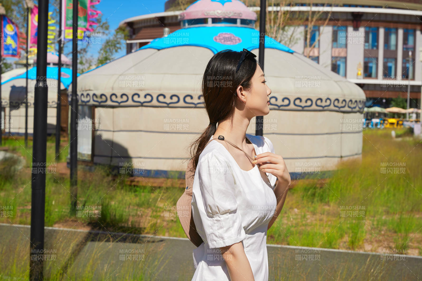 草原湿地公园游玩拍照的亚洲少女