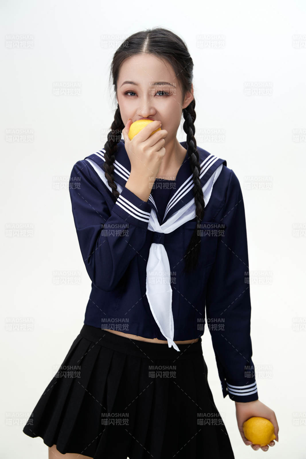 吃水果的亞洲東方長發少女