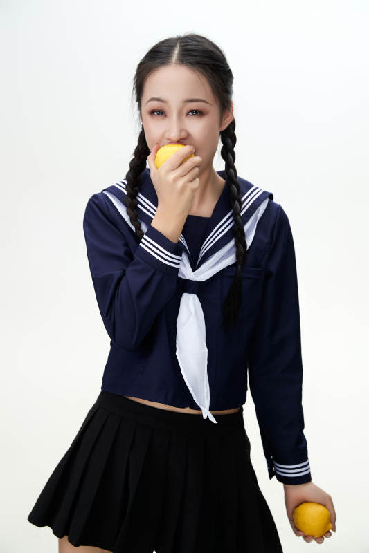 吃水果的亚洲东方长发少女