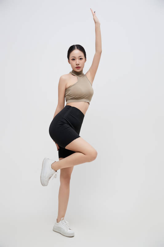 穿着运动服的亚洲美女