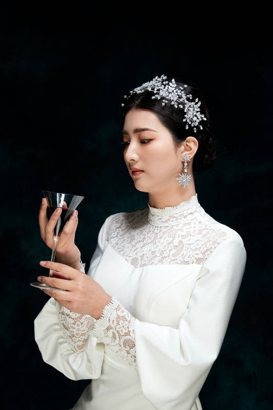 黑色背景下的女性复古婚纱妆面