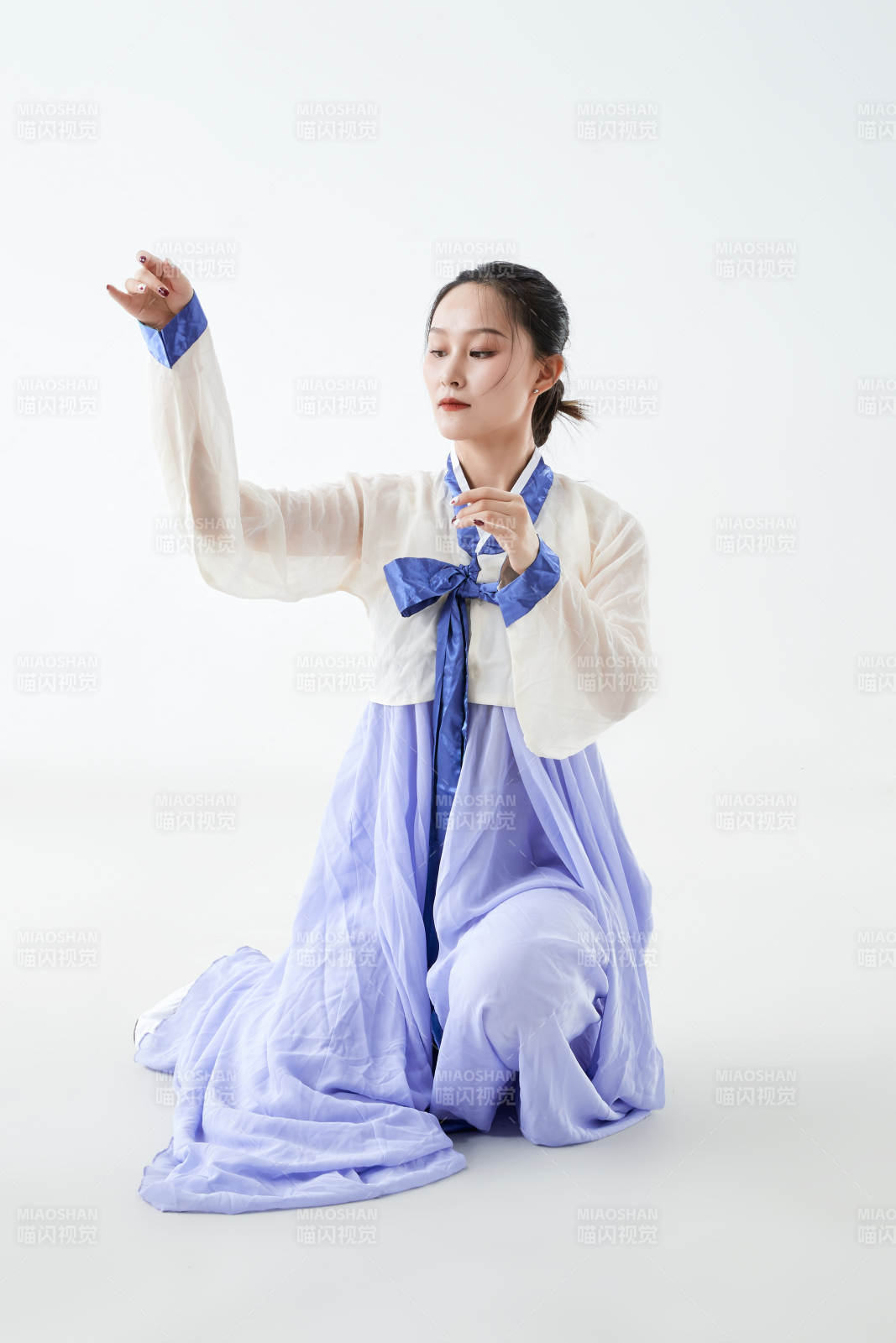 穿著中國(guó)朝鮮族傳統(tǒng)服飾跳舞的少女