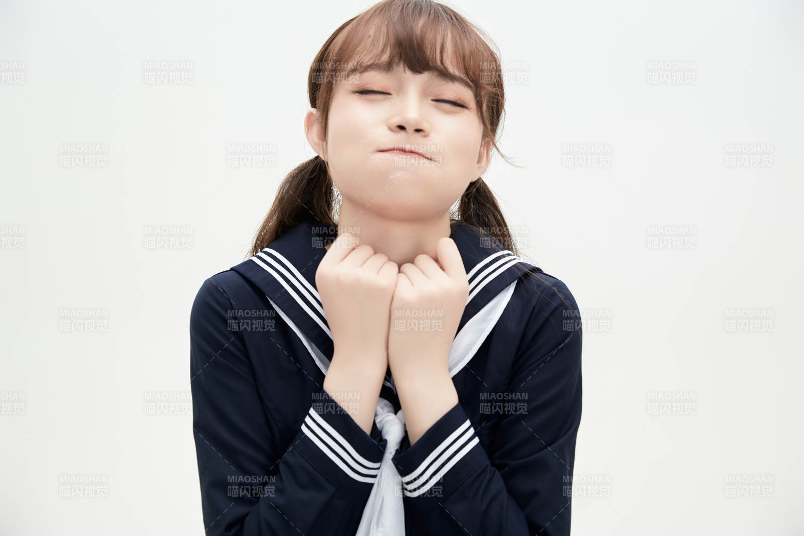 身穿日系高中制服的美丽少女