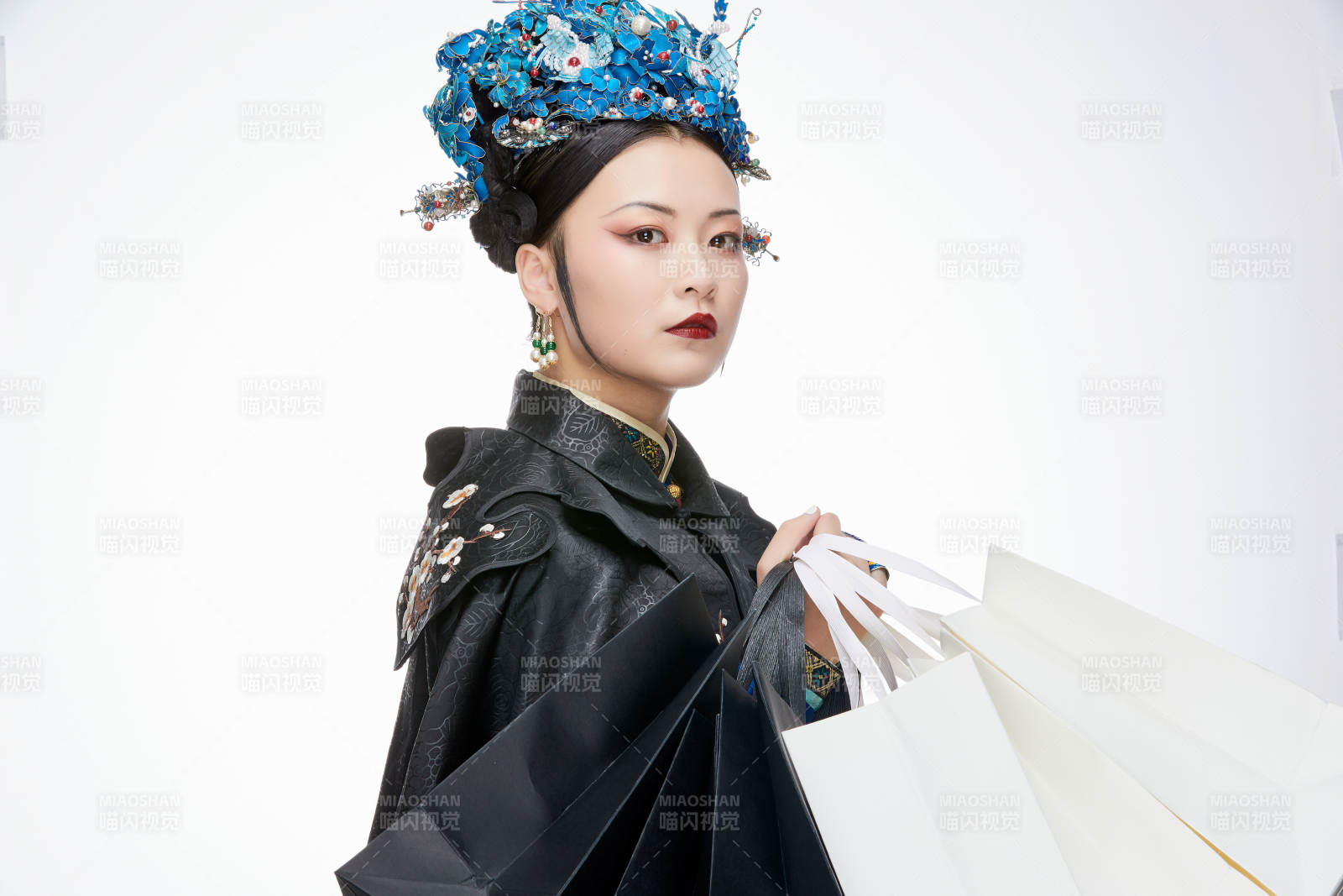 穿越而来手提购物袋的清朝皇后