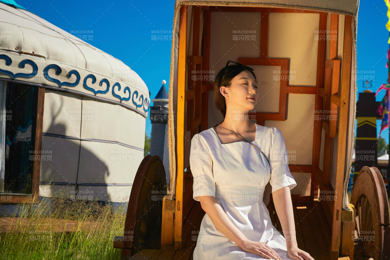 草原濕地公園游玩拍照的亞洲少女