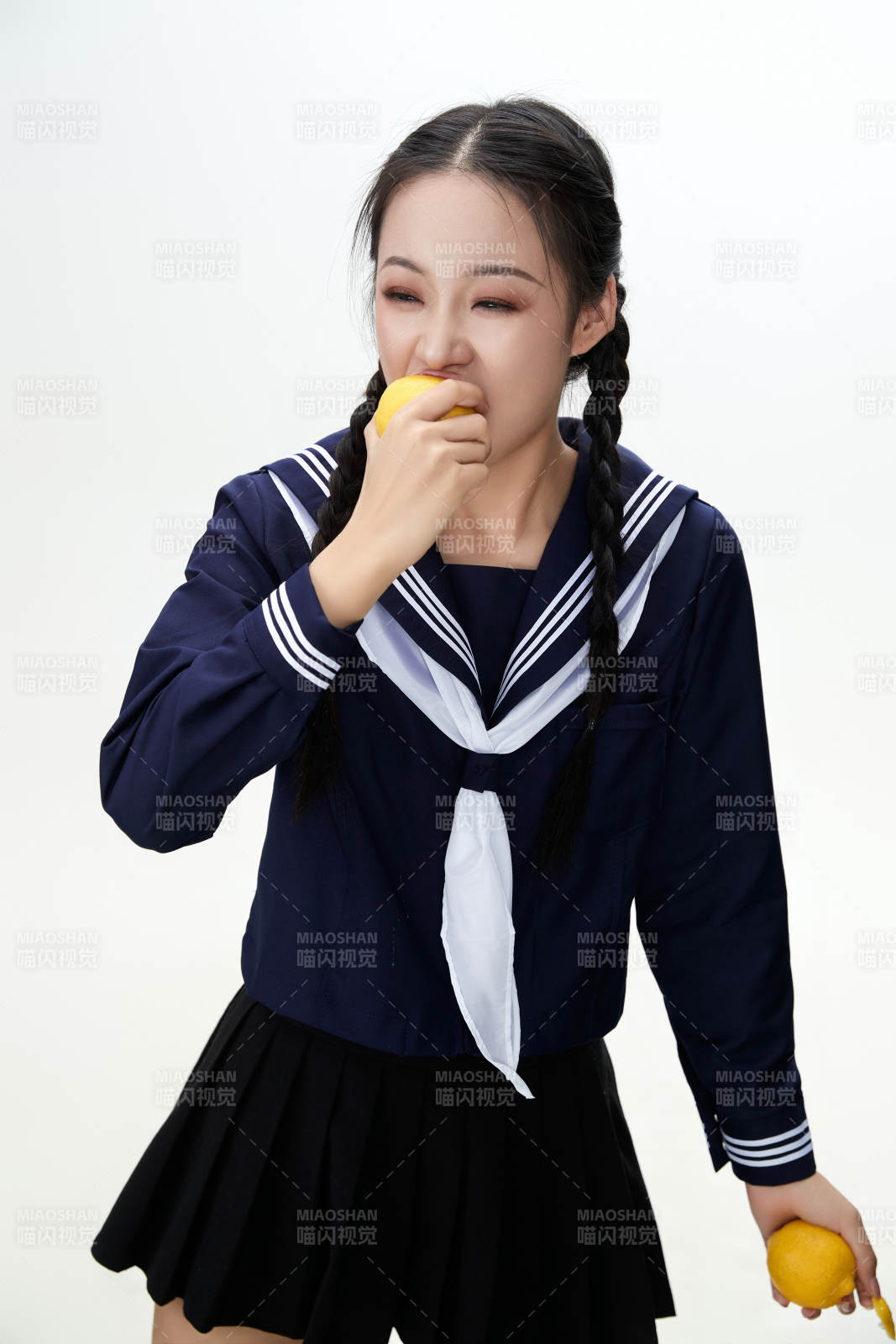 吃水果的亞洲東方長發少女