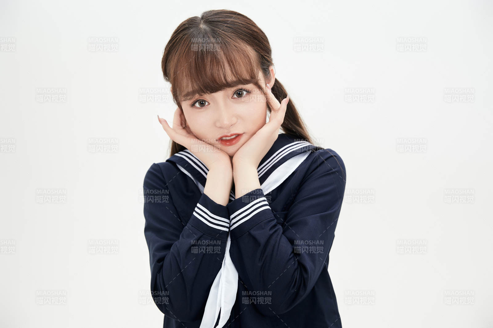 身穿日系高中制服的美丽少女