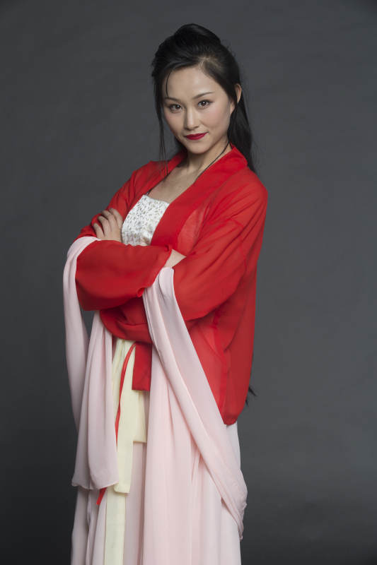 身穿古装的汉服女性人像汉服影棚拍摄