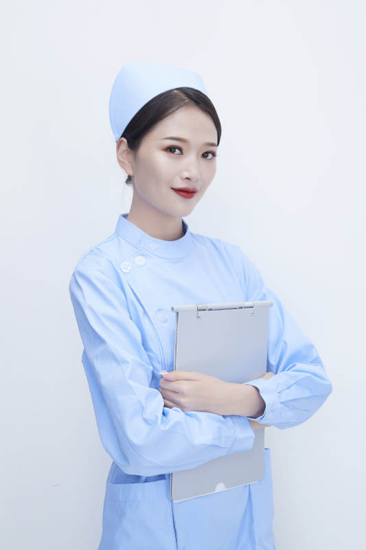 白背景里穿蓝色护士服手持病历夹的美女护士