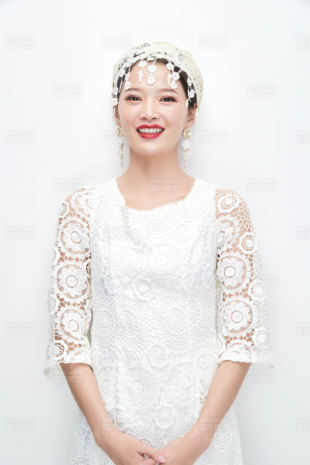 棚拍白色背景下的新娘美妆