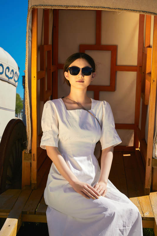 草原湿地公园游玩拍照的亚洲少女