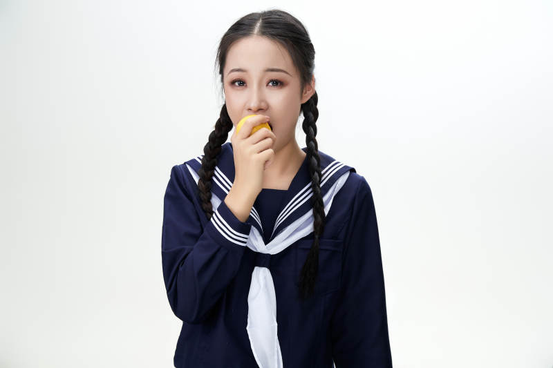 吃水果的亞洲東方長發(fā)少女
