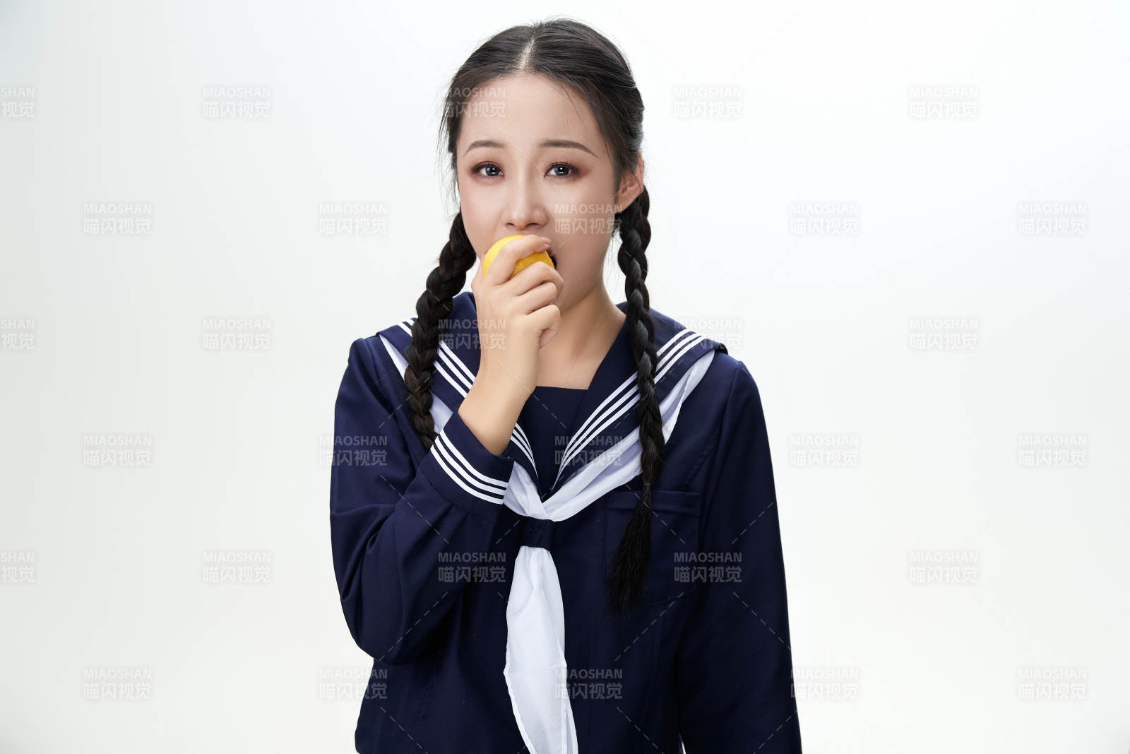 吃水果的亞洲東方長(zhǎng)發(fā)少女