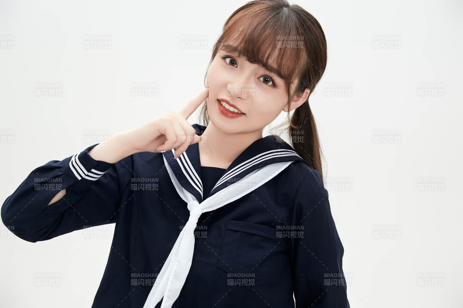 身穿日系高中制服的美丽少女