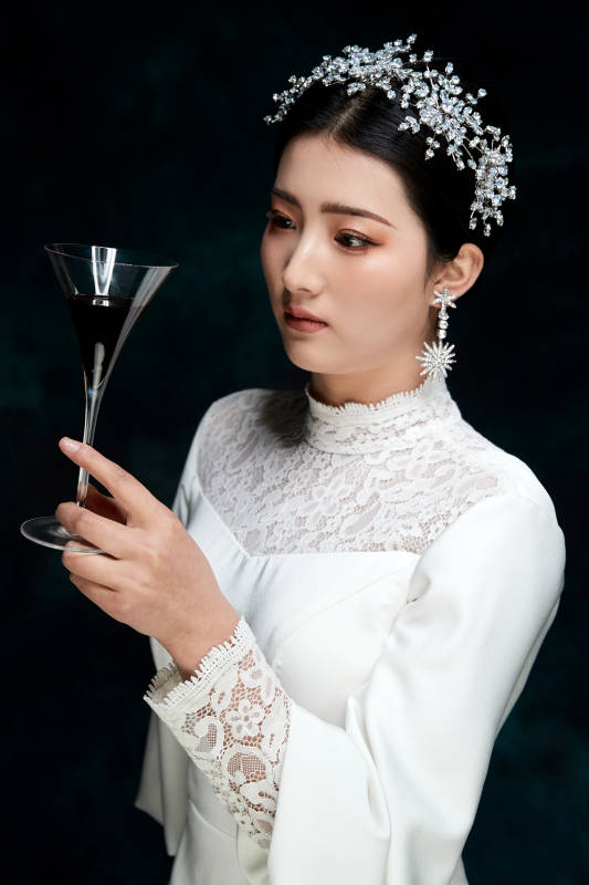 黑色背景下的女性复古婚纱妆面