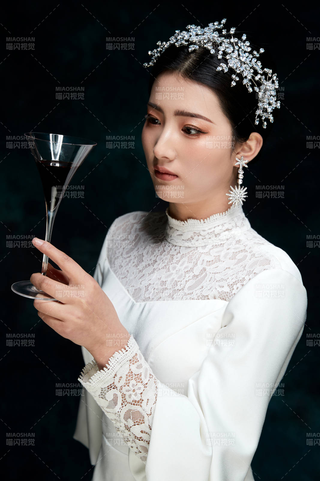 黑色背景下的女性复古婚纱妆面