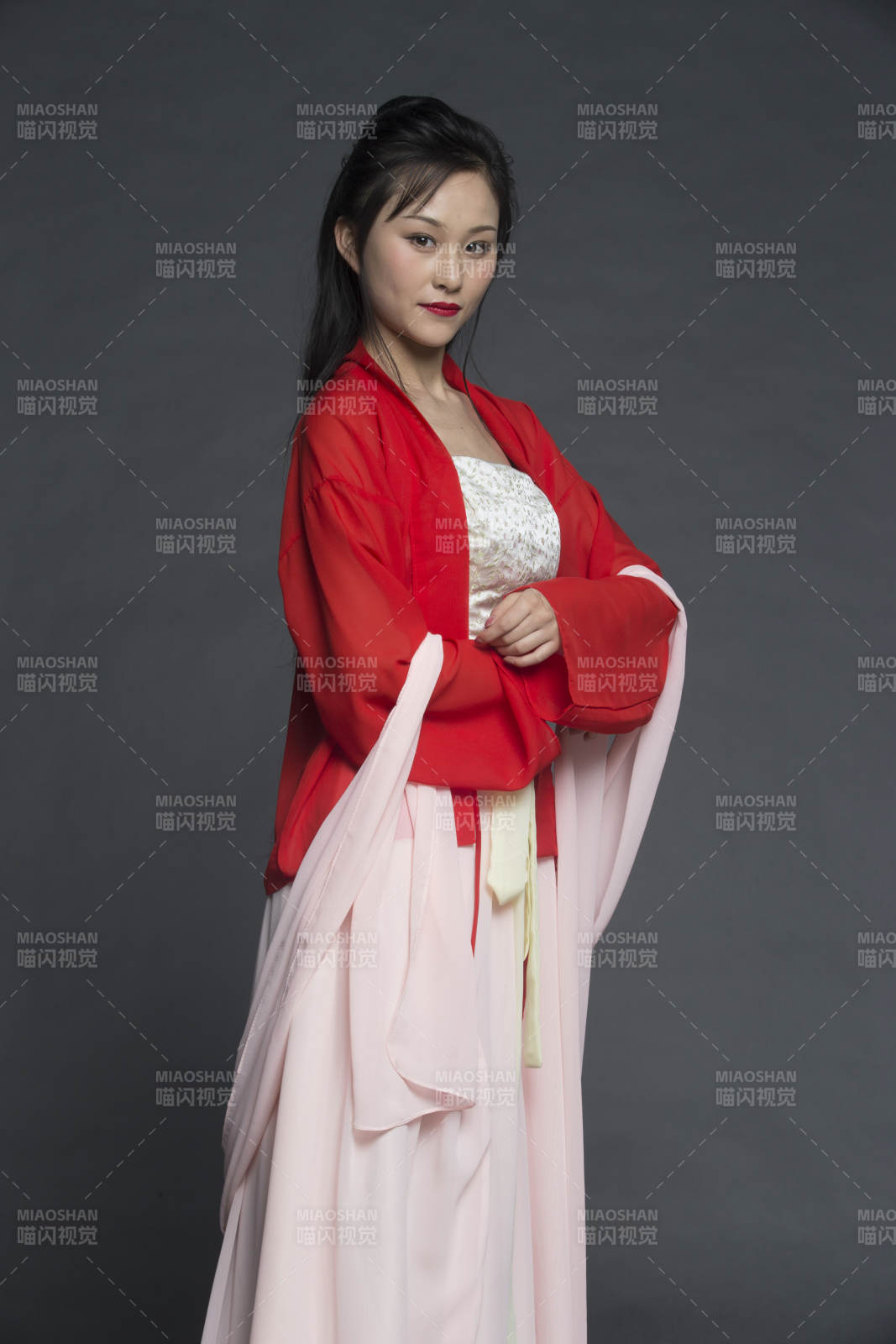 身穿古装的汉服女性人像汉服影棚拍摄