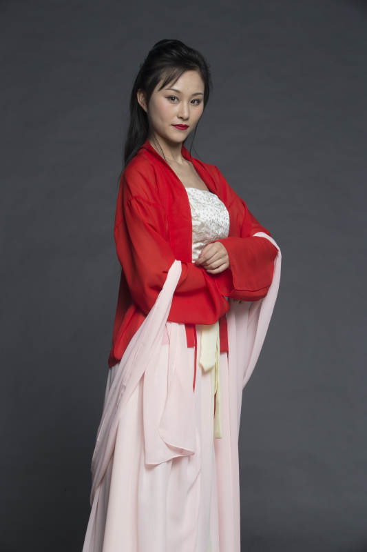 身穿古装的汉服女性人像汉服影棚拍摄