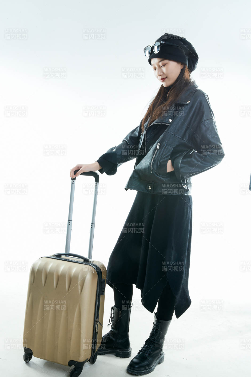 白色背景下准备出发旅行的美丽东方女大学生图片