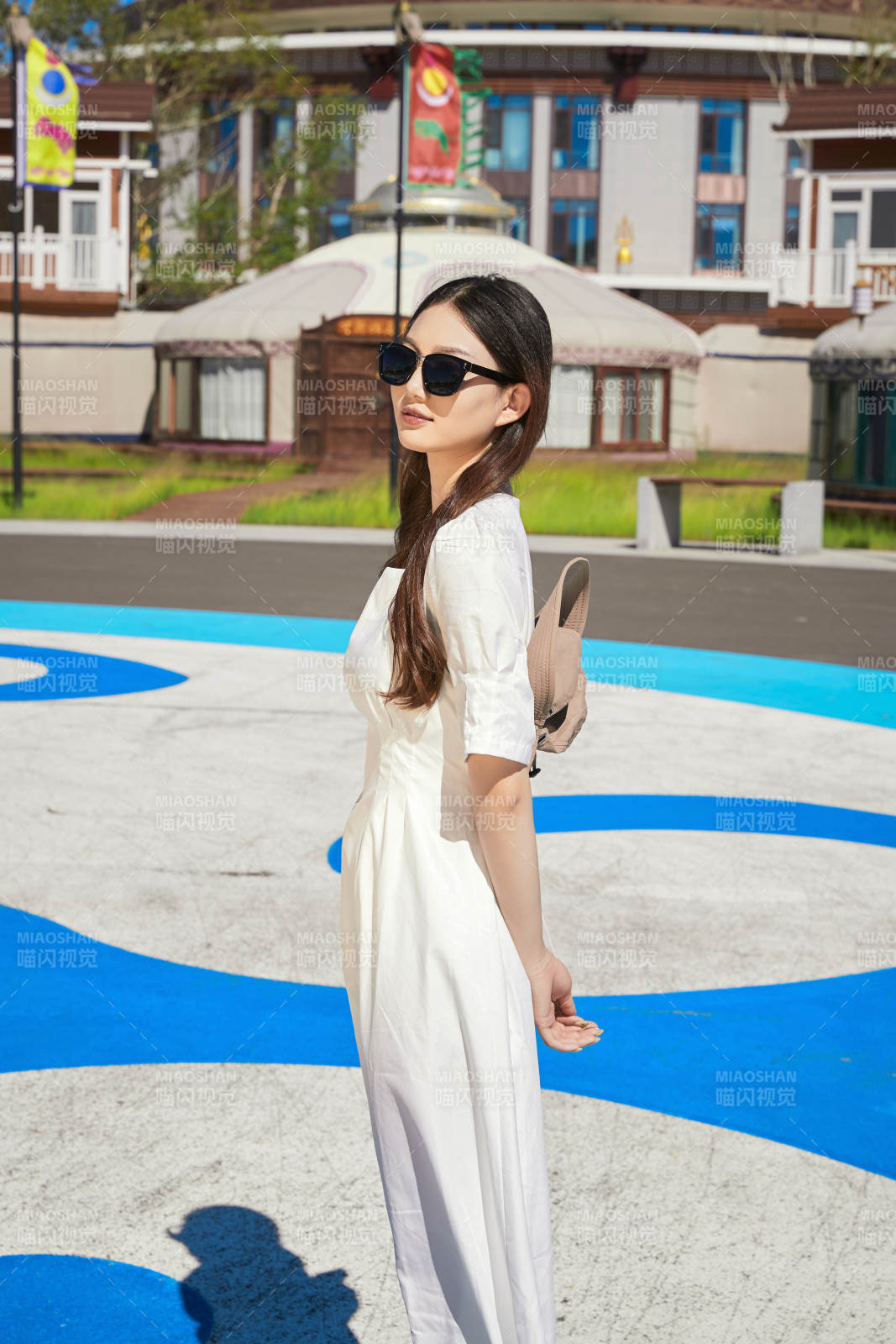 草原湿地公园游玩拍照的亚洲少女