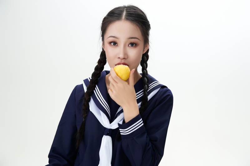 吃水果的亚洲东方长发少女