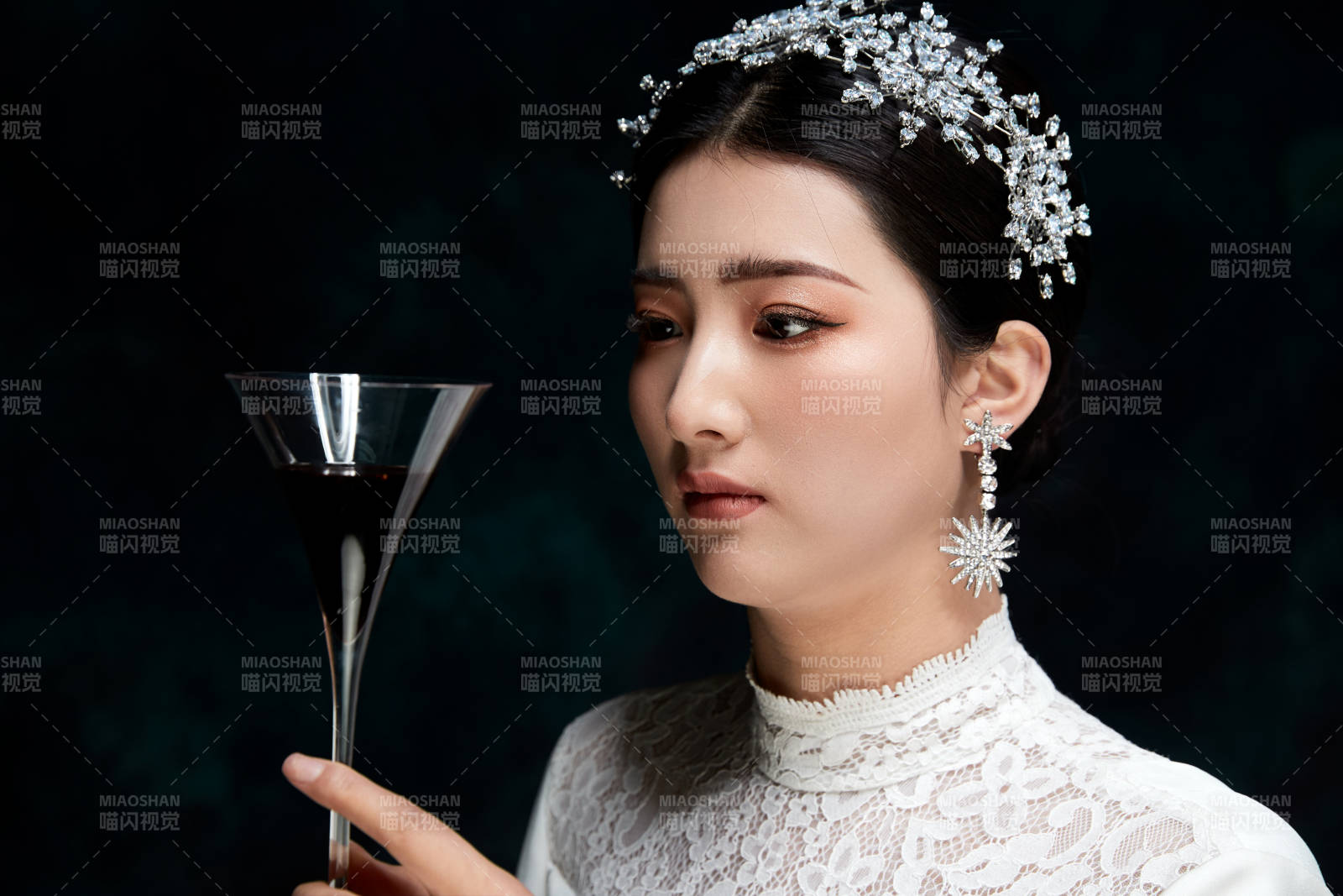 黑色背景下的女性复古婚纱妆面