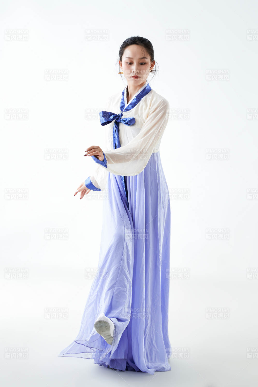 穿著中國朝鮮族傳統服飾跳舞的少女