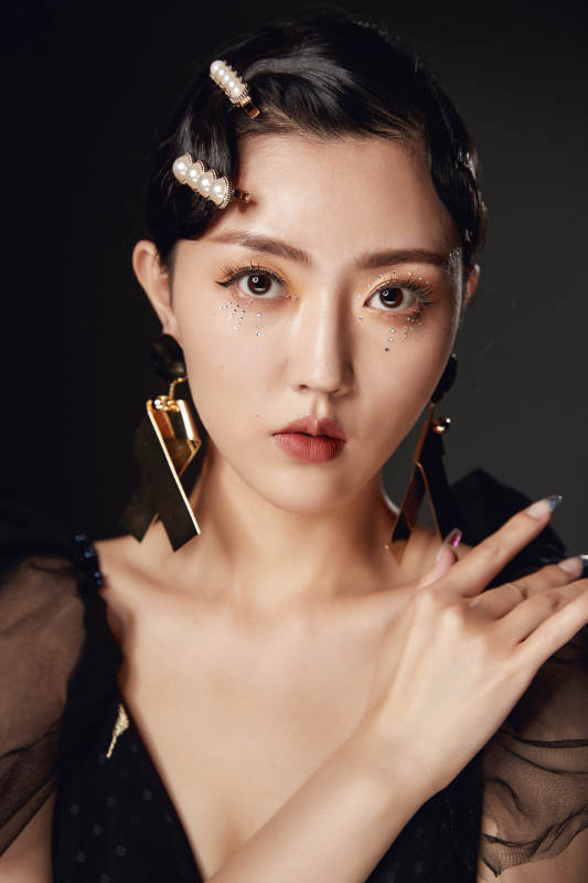 时尚亚洲女性婚纱妆面彩妆