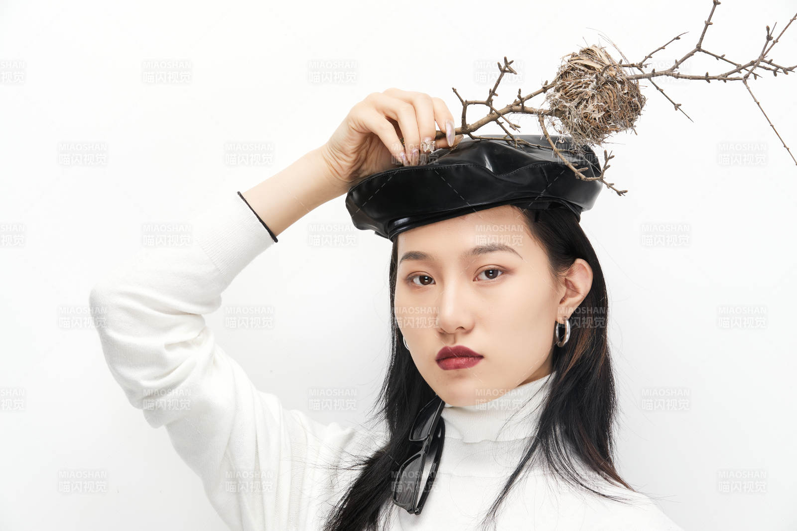 身穿復古服裝的亞洲少女人像