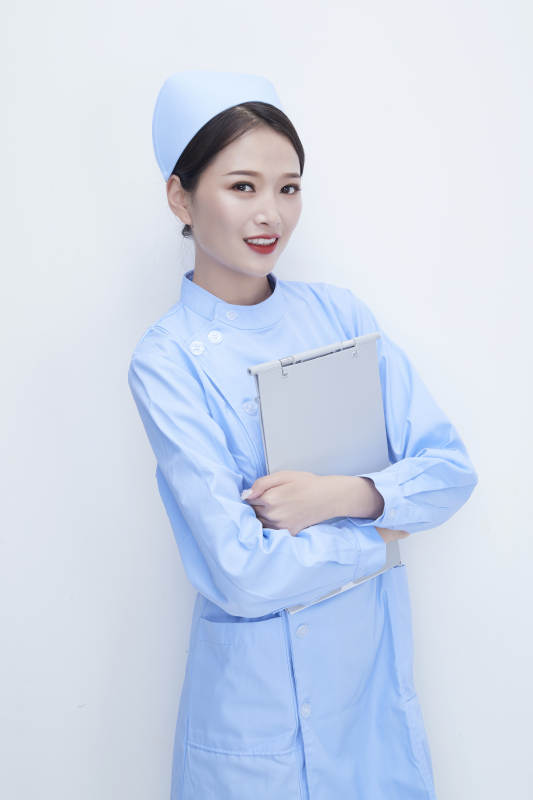 白背景里穿蓝色护士服手持病历夹的美女护士
