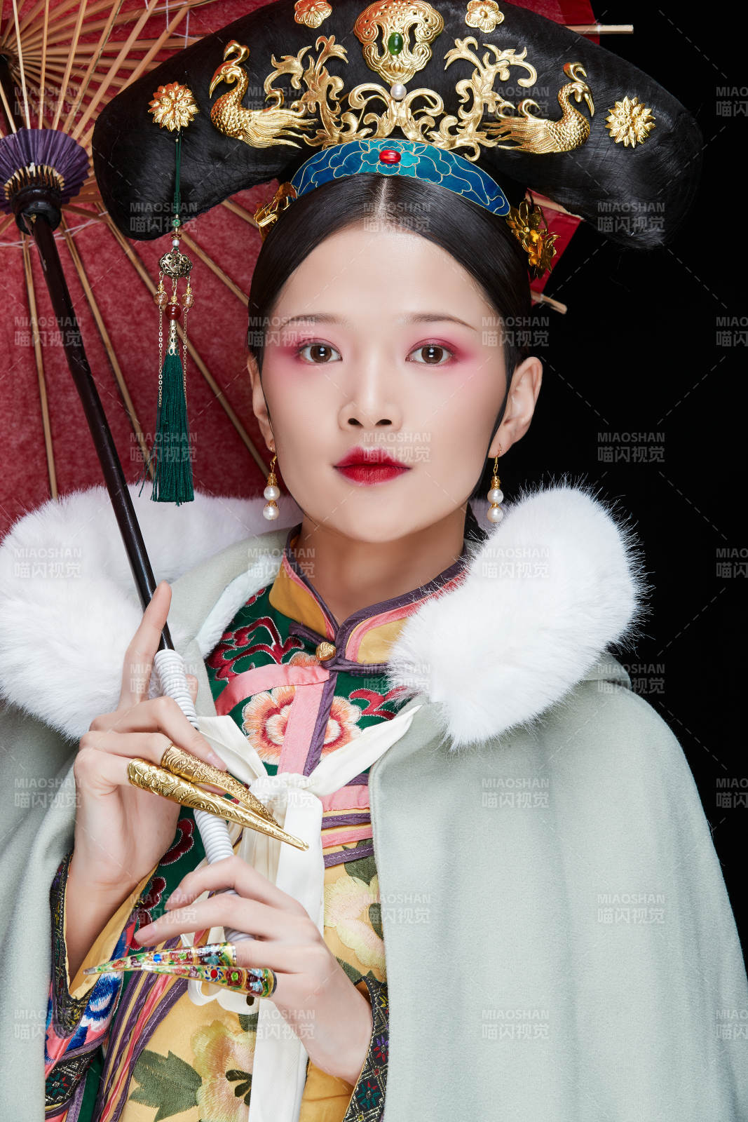 黑色背景下的清代女性古裝造型清朝古裝