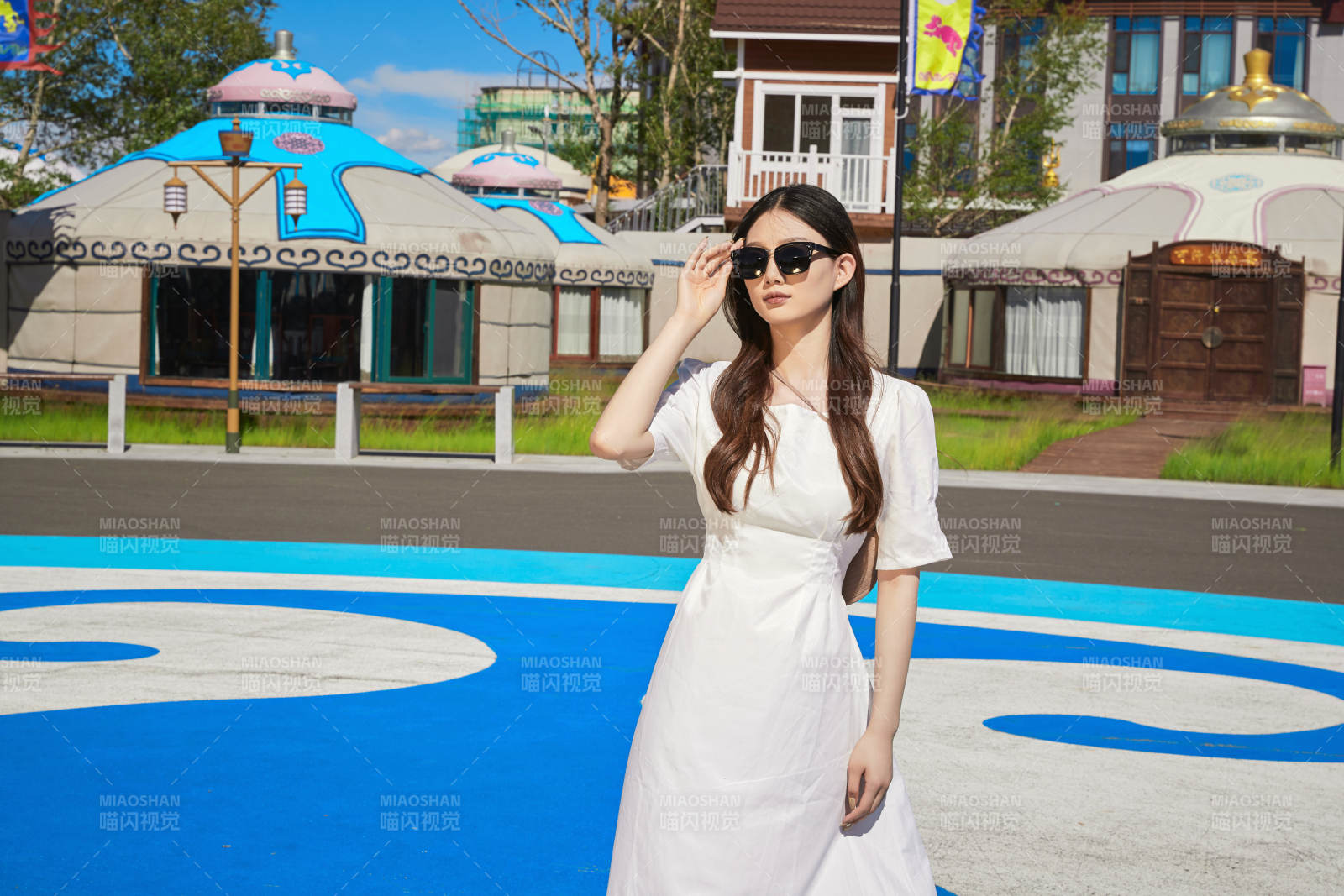 草原湿地公园游玩拍照的亚洲少女