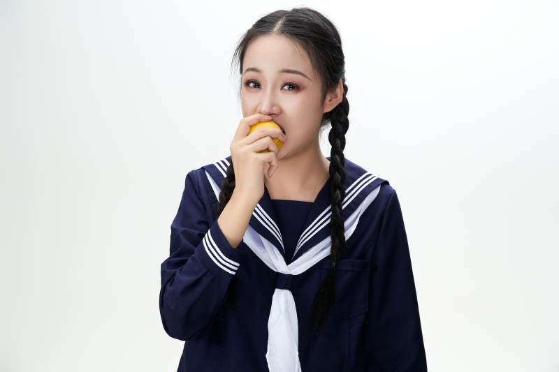 吃水果的亚洲东方长发少女