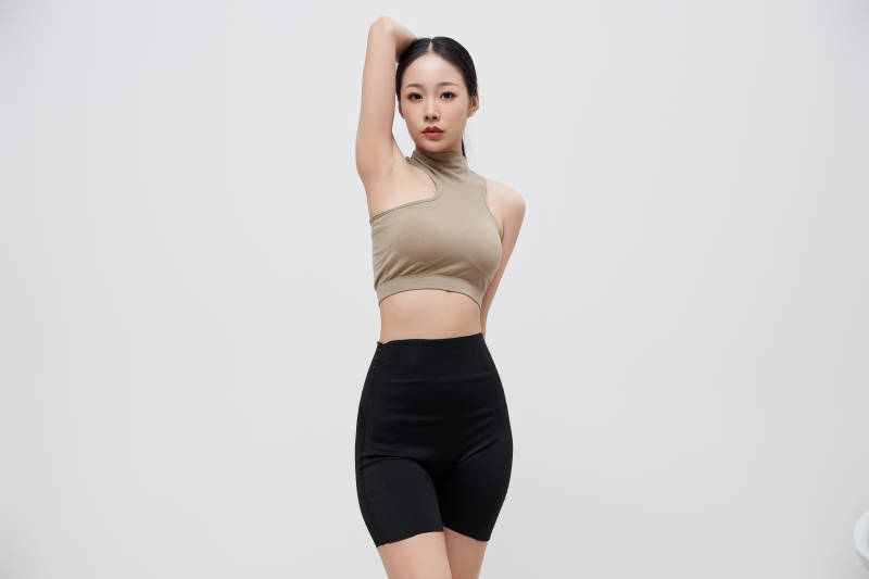 穿着运动服的亚洲美女