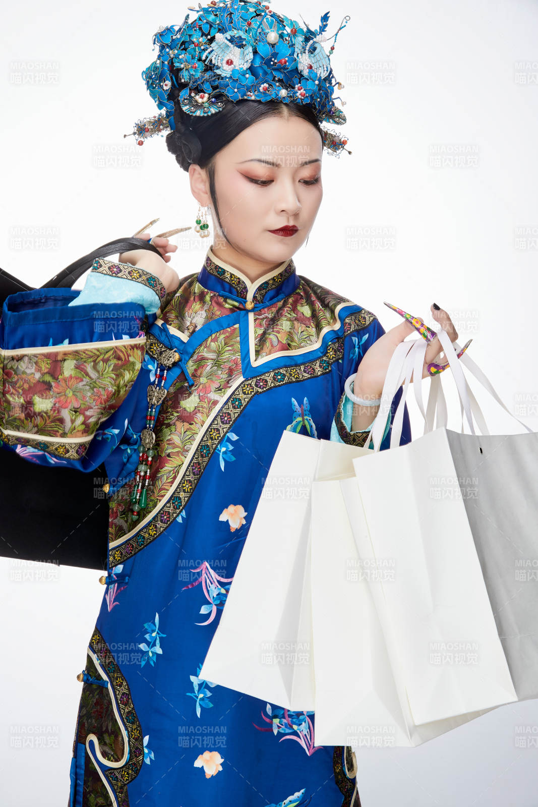 穿越而来手提购物袋的清朝皇后