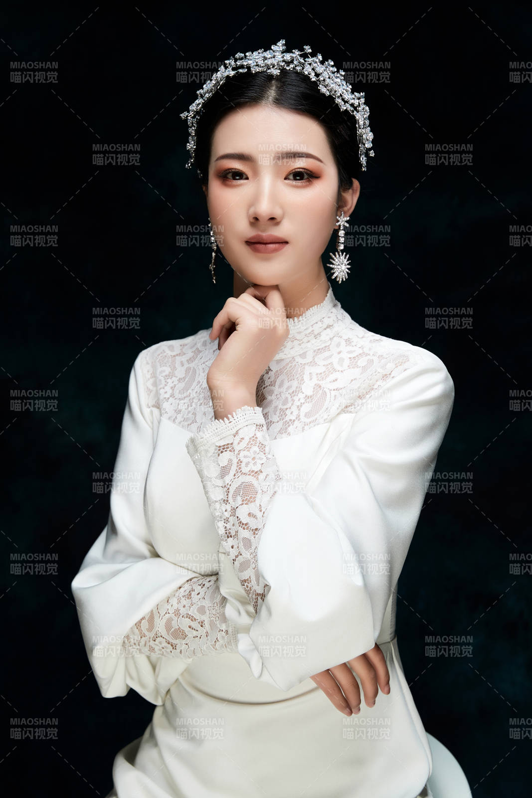 黑色背景下的女性复古婚纱妆面