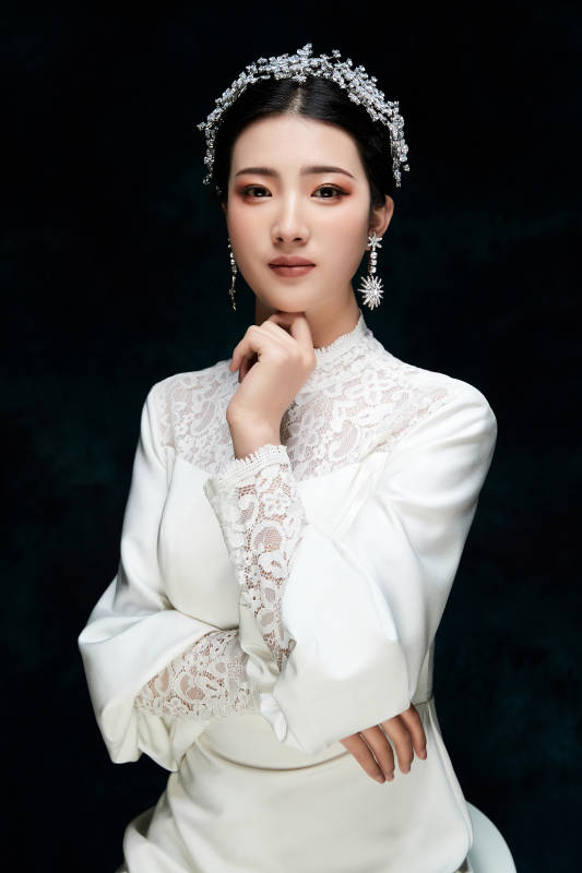 黑色背景下的女性复古婚纱妆面