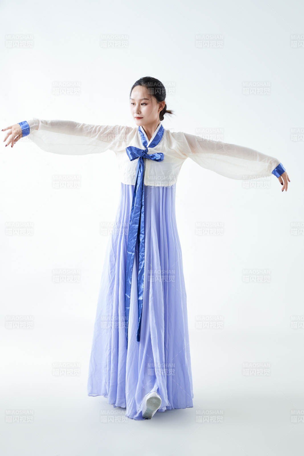 穿着中国朝鲜族传统服饰跳舞的少女