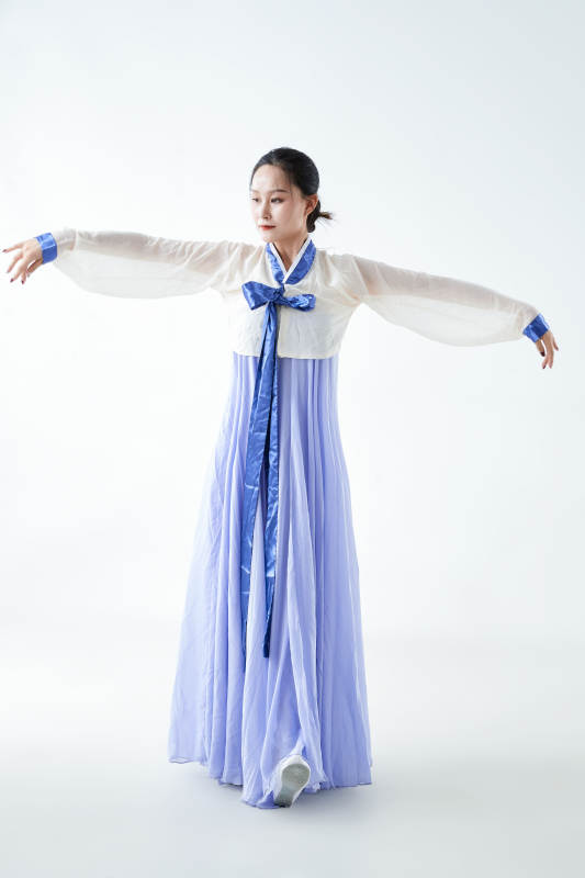 穿着中国朝鲜族传统服饰跳舞的少女