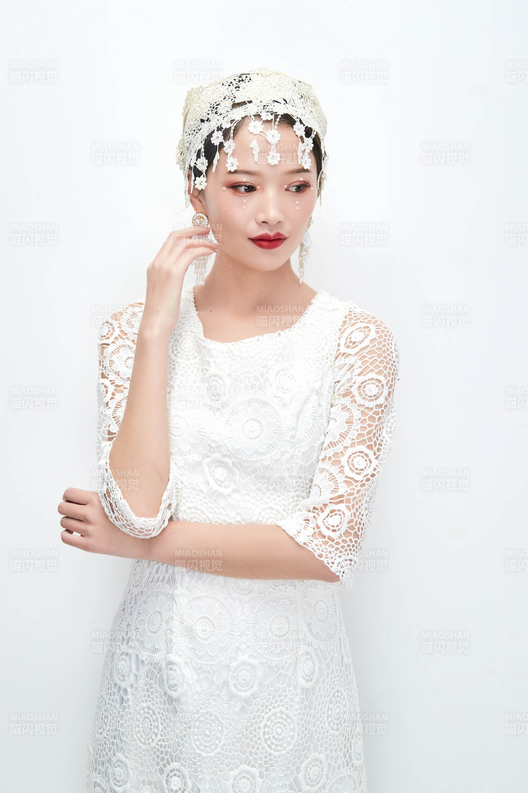 棚拍白色背景下的新娘美妝