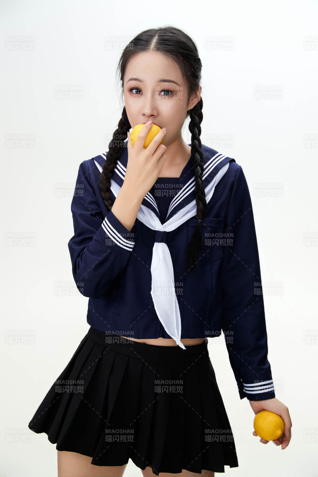 吃水果的亞洲東方長發少女