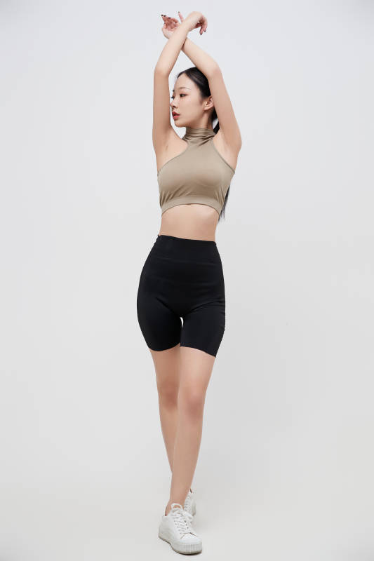 穿着运动服的亚洲美女