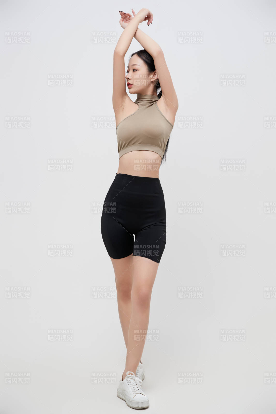 穿著運動服的亞洲美女