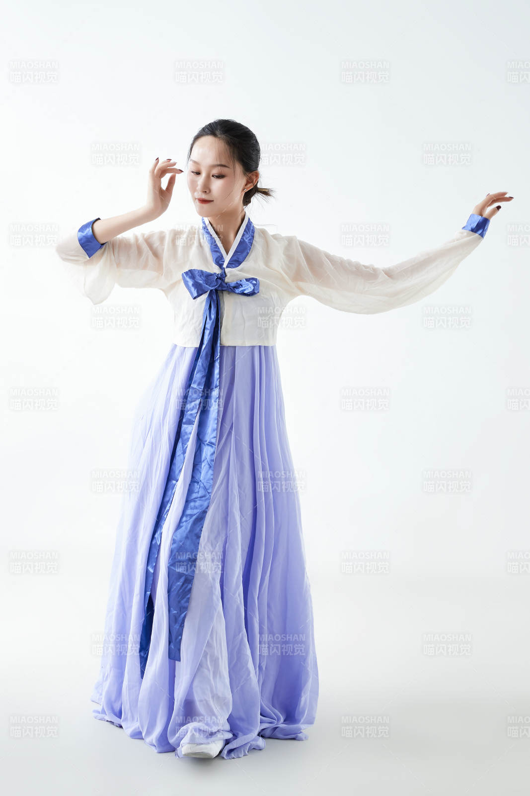 穿著中國(guó)朝鮮族傳統(tǒng)服飾跳舞的少女