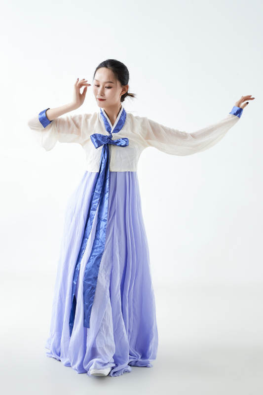 穿着中国朝鲜族传统服饰跳舞的少女