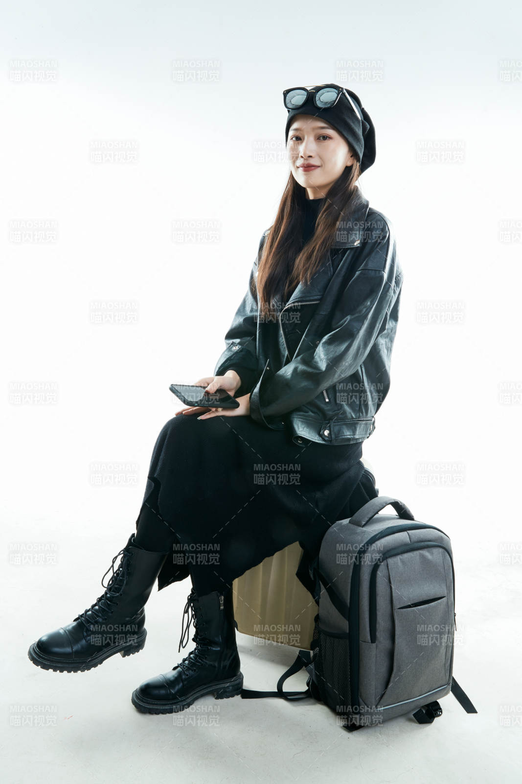 白色背景下准备出发旅行的美丽东方女大学生