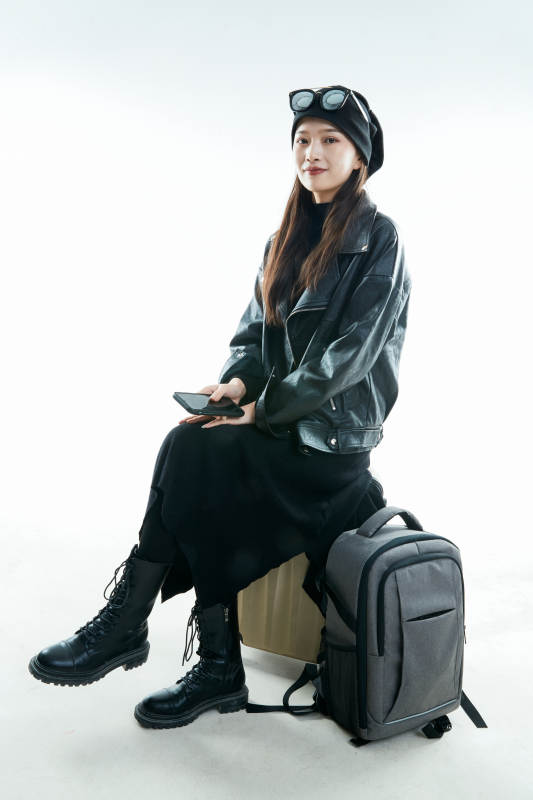 白色背景下准备出发旅行的美丽东方女大学生