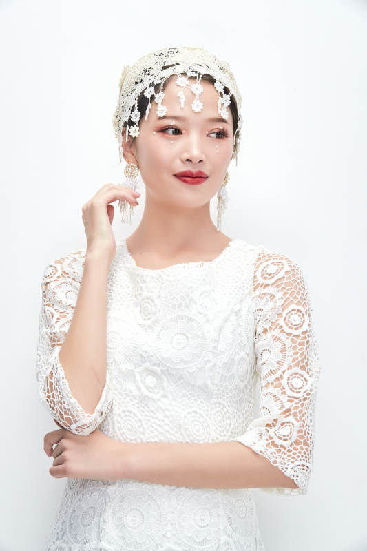 棚拍白色背景下的新娘美妆