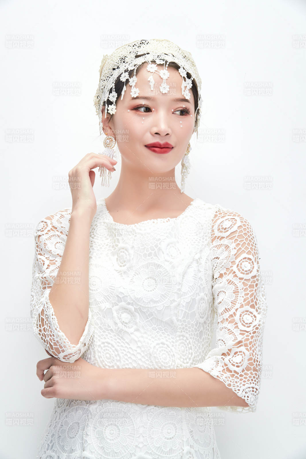 棚拍白色背景下的新娘美妝